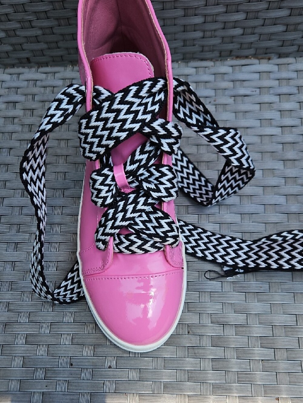 Azalea Wang Avril  Women’s Pink High-Top Patent Sneakers  Graphic Chevron Laces